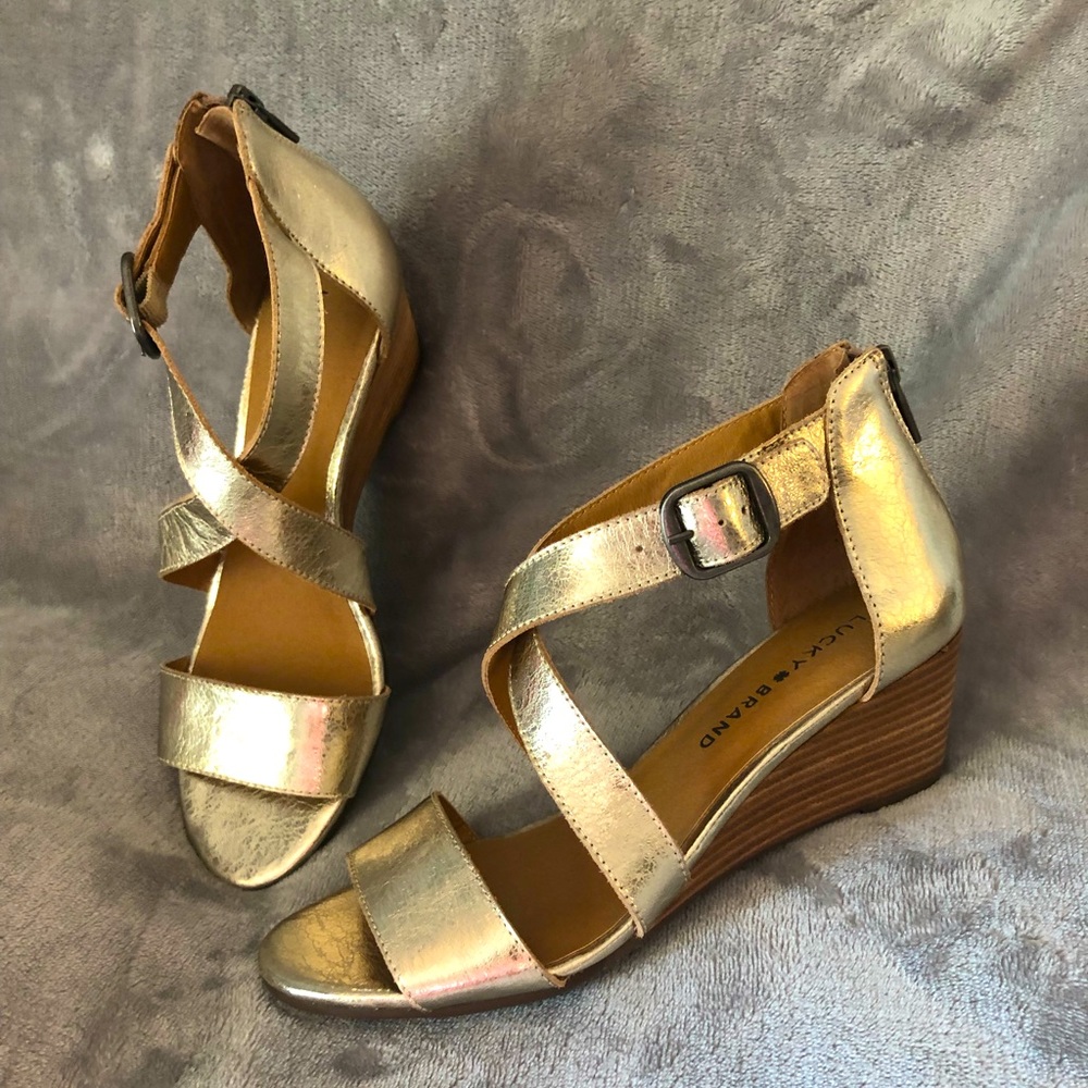 NWOT Lucky Brand Metallic Gold Wedge Sandal Sz 7